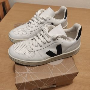NWOT Veja v10 sneaker